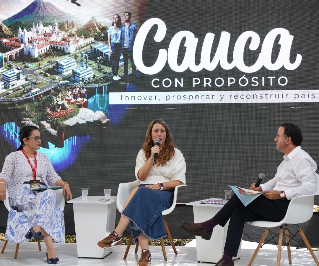 Elvia Rocío Cuenca, secretaría de desarrollo económico y competitividad de Gobernación Cauca; Mónica Delgado Barreneche, CEO de Hero Motos Colombia; y Felipe Arias, periodista de RCN Televisión