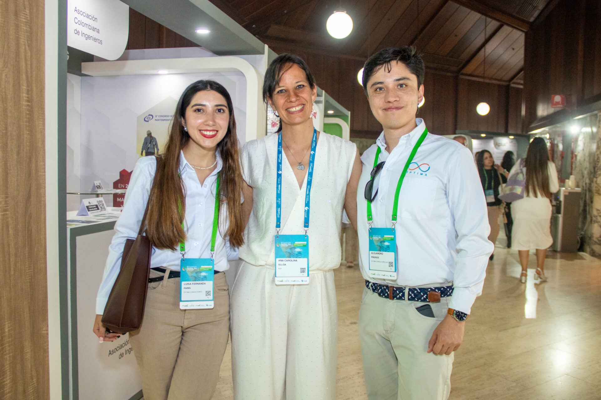 Luisa París, coordinadora de combustibles Óptima consultores; Ana Carolina Ulloa, gerente Upstreamde ACP; y Alejandro Piñeros, subdirector de regulación de Óptima Consultores.