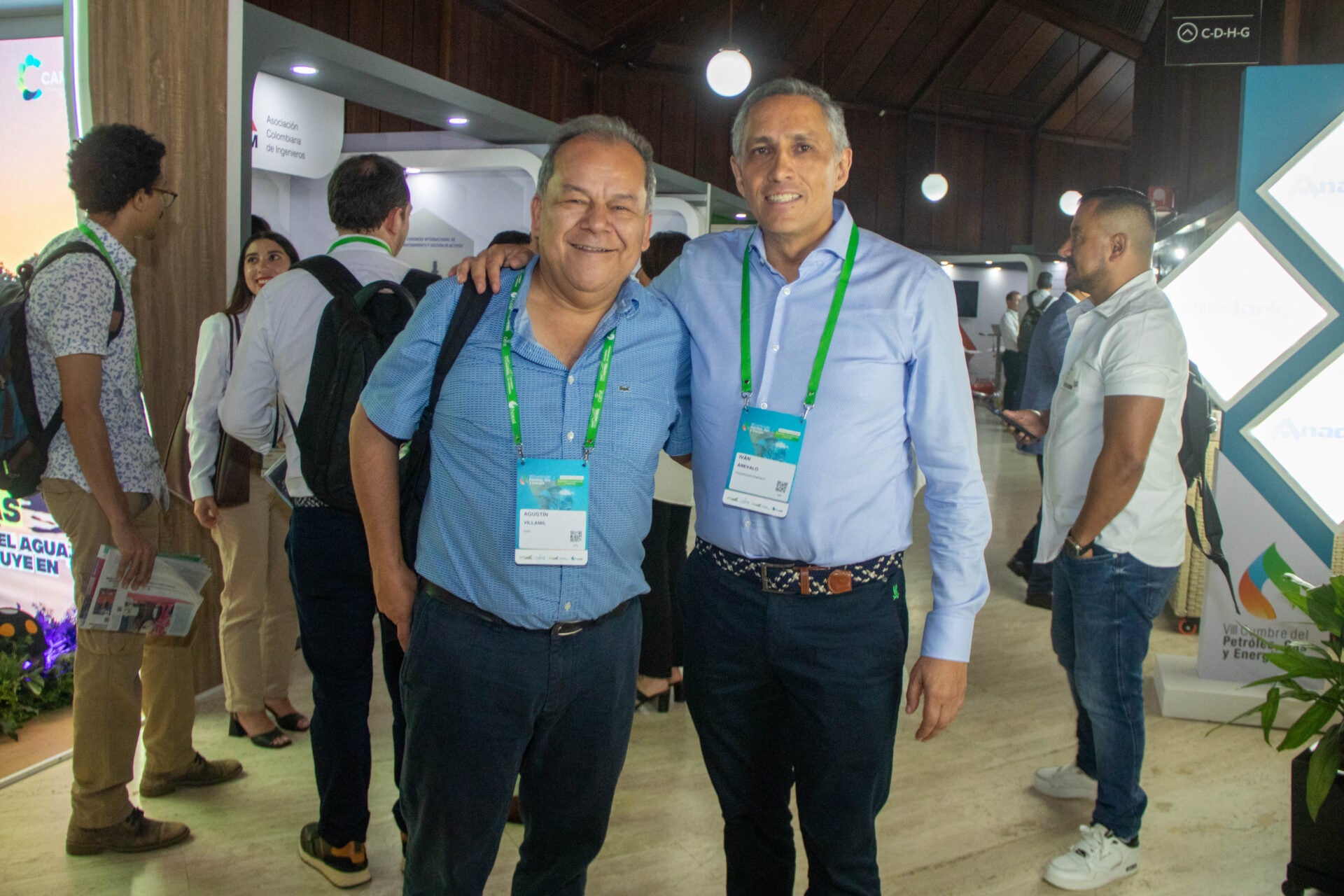 Agustín Villamil, ingeniero de operaciones de ANH e Iván Arévalo, vicepresidente de la reserva yacimiento y operaciones en Frontera Energy.