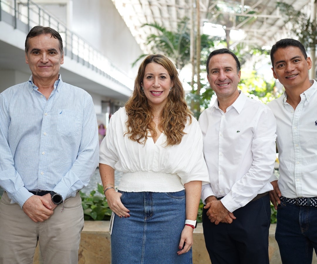 Sergio Quijano, gerente general del Diario La República; Mónica Delgado, CEO de Hero Motos Colombia; Felipe Arias, periodista de RCN; y Carlos Taborda, director de operaciones y cadena de abastecimiento de Hero Motos Colombia.