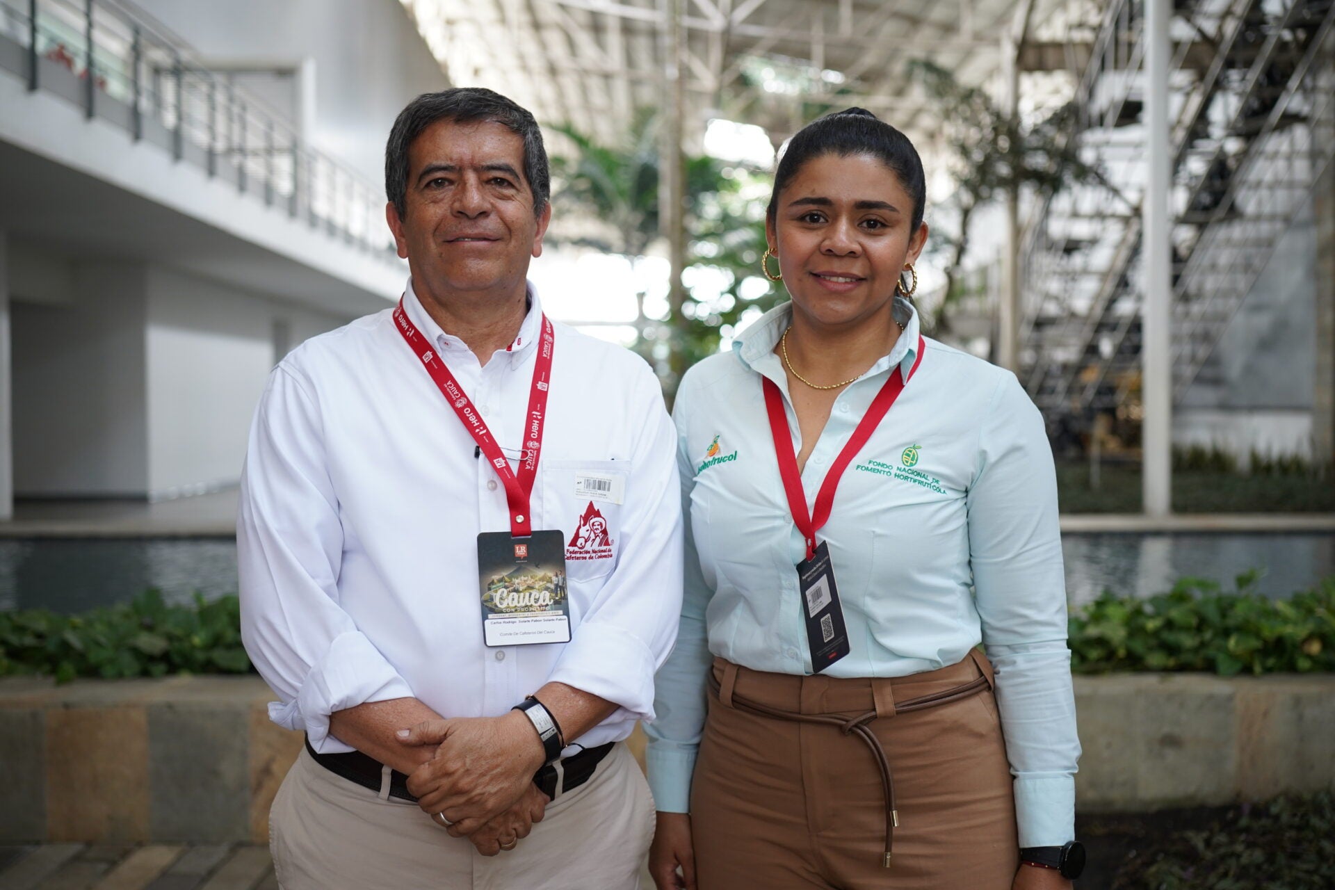 Carlos Rodrigo Solarte, líder de extensión en el departamento del Cauca del Comité de Cafeteros del Cauca; y Yuly Andrea Lemus Botina, coordinadora del Cauca en la Asociación Hortofrutícola de Colombia, Asohofrucol.