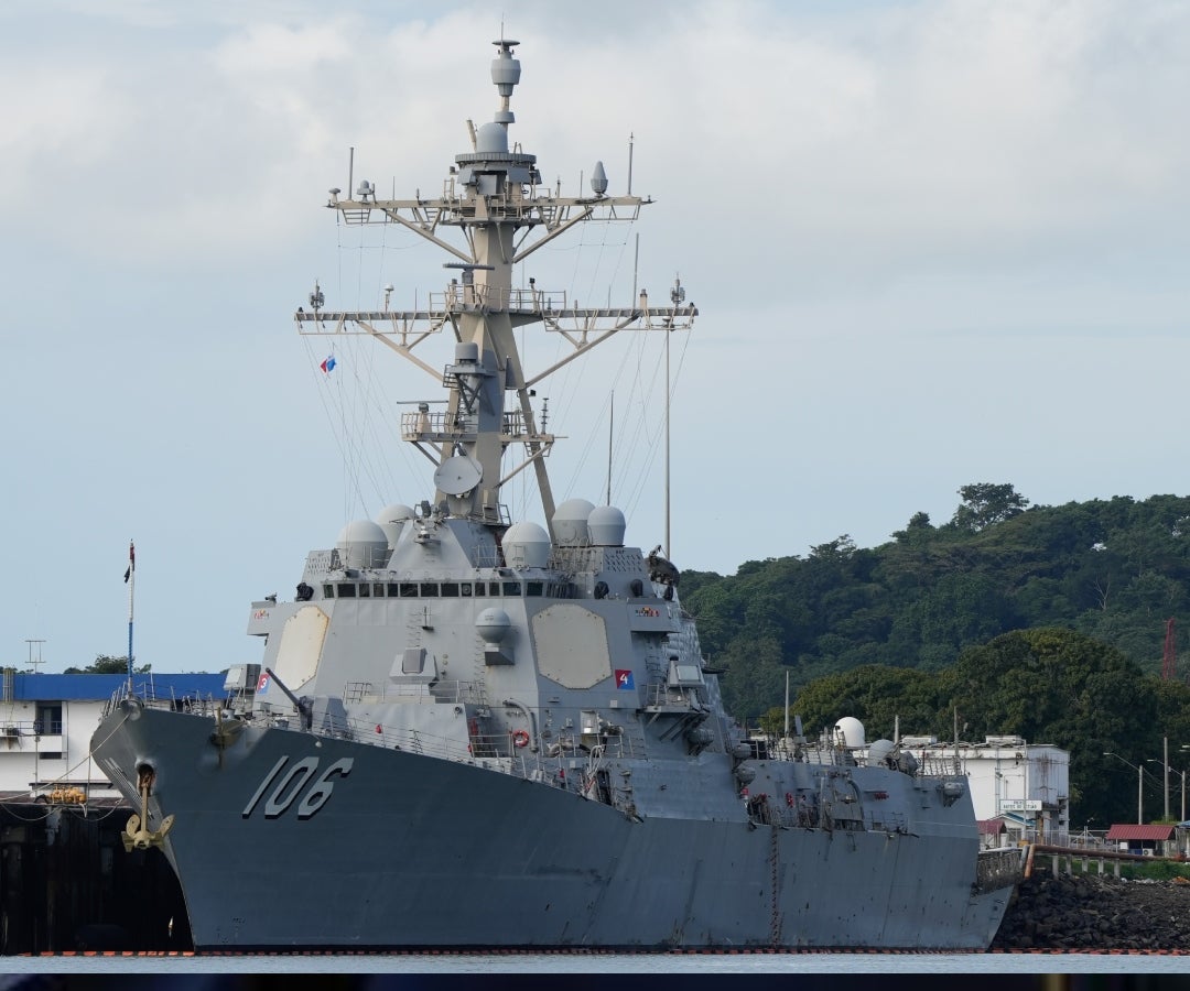 El destructor de Estados Unidos bloquea ruta de petrolero ruso rumbo a Venezuela