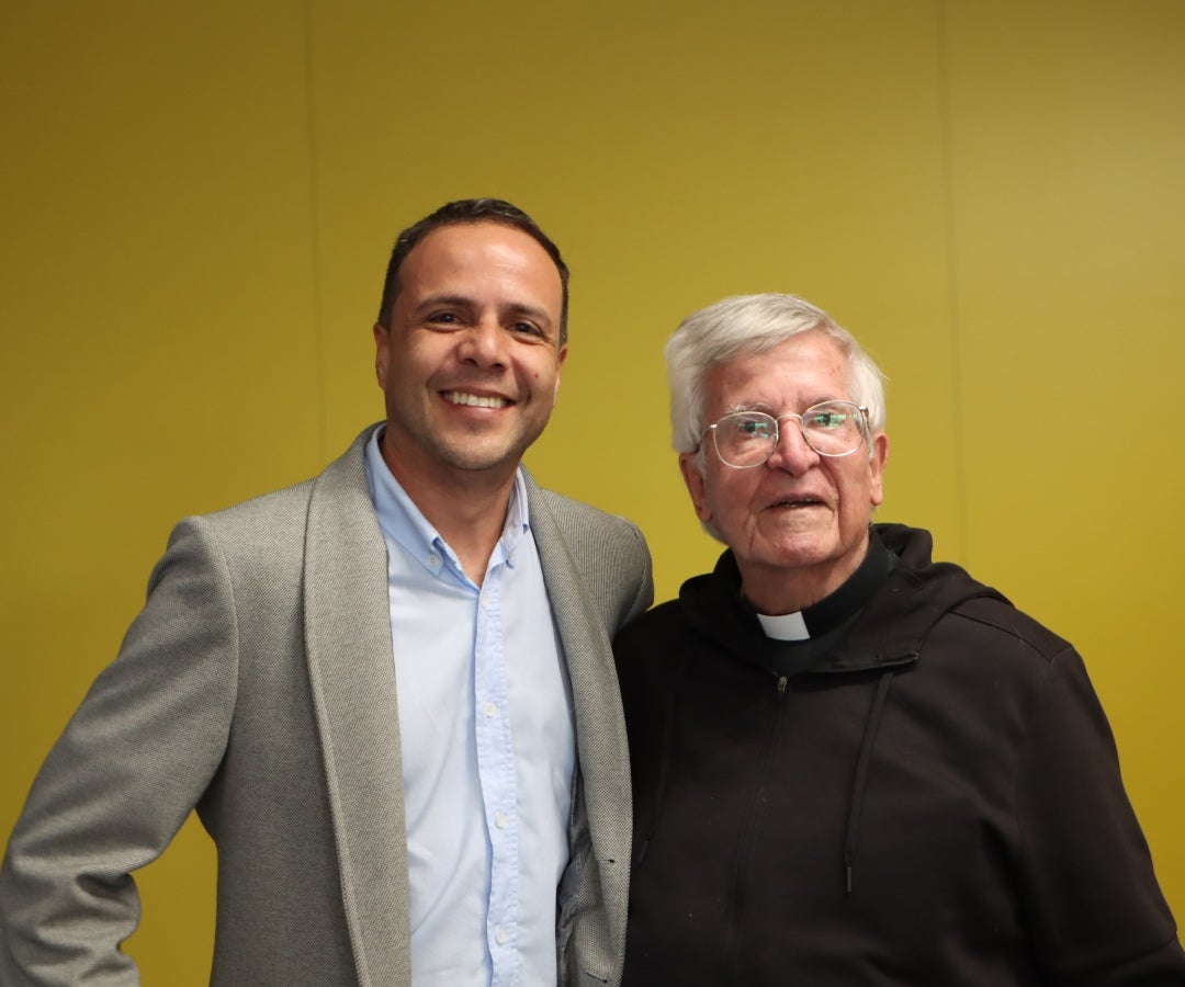 Carlos Duque, gerente general del centro comercial Paseo Villa del Río; y el Padre Diego Jaramillo Cuartas, presidente de la Corporación El Minuto de Dios.