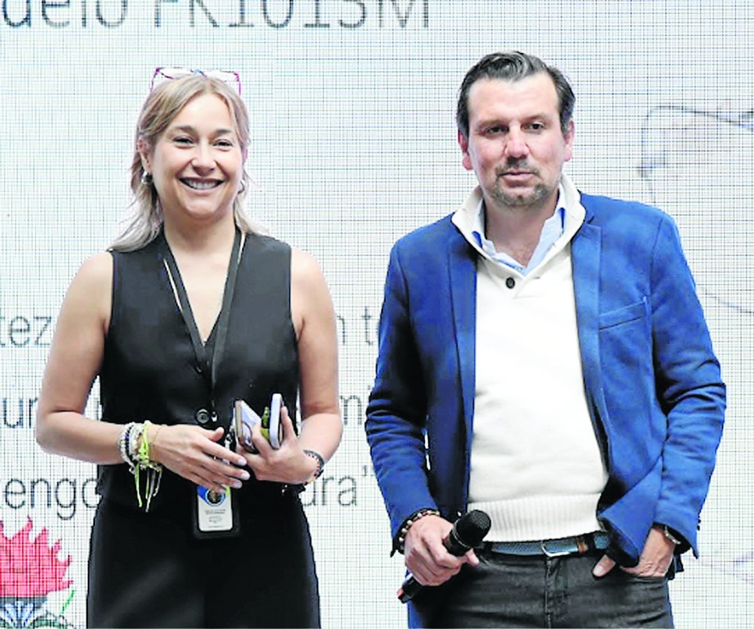 Maria Jimena Acuña, líder de marketing de Opticalia; y Germán Venegas, gerente general de Opticalia Colombia.