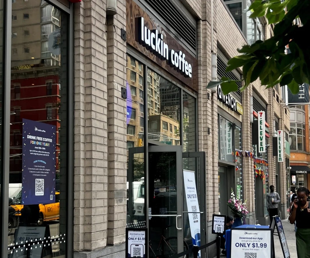 La cadena china Luckin Coffee llega a Nueva York y desafía al gigante Starbucks