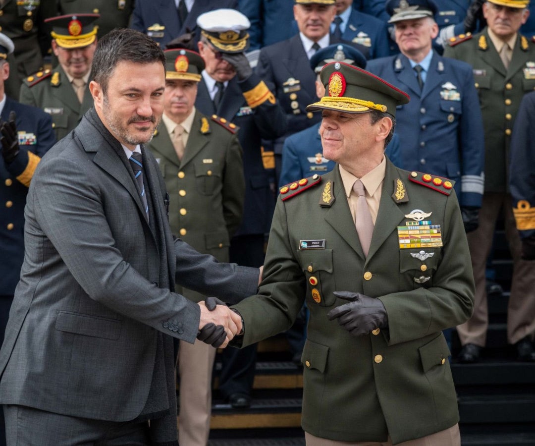 Luis Petri felicitó a su sucesor en el Ministerio de Defensa, el teniente general Presti.