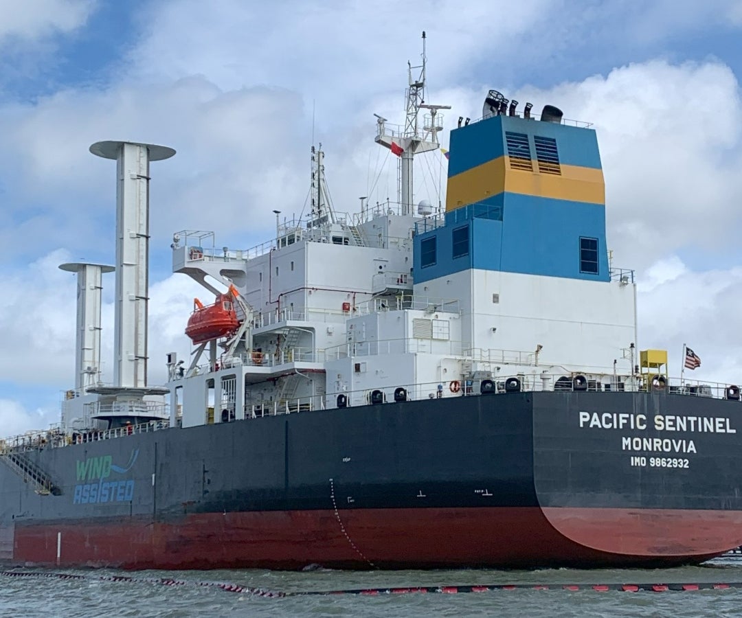 Buque con sistema auxiliar de energía eólica