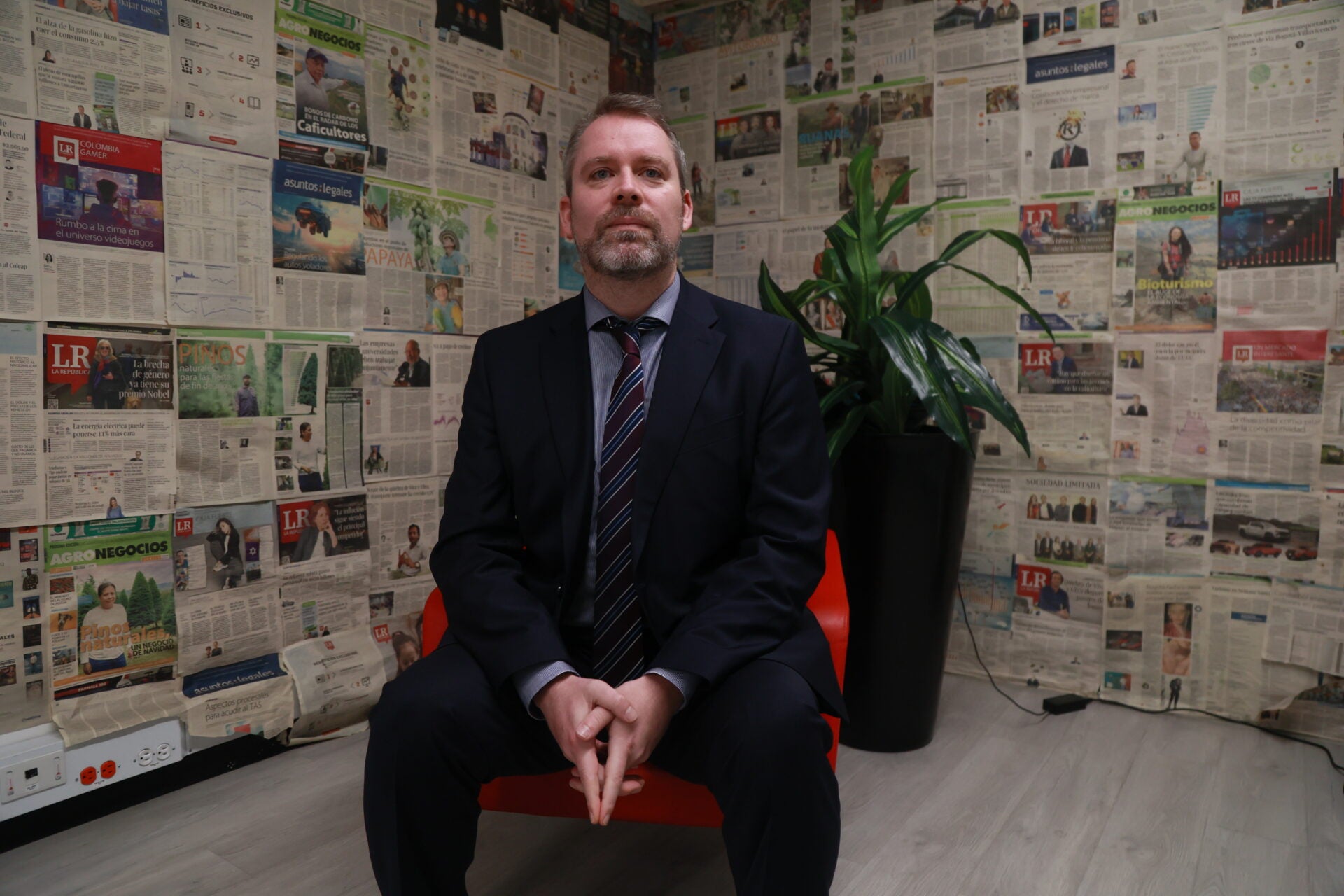 Simon herchen, embajador adjunto de Alemania en Bogotá,