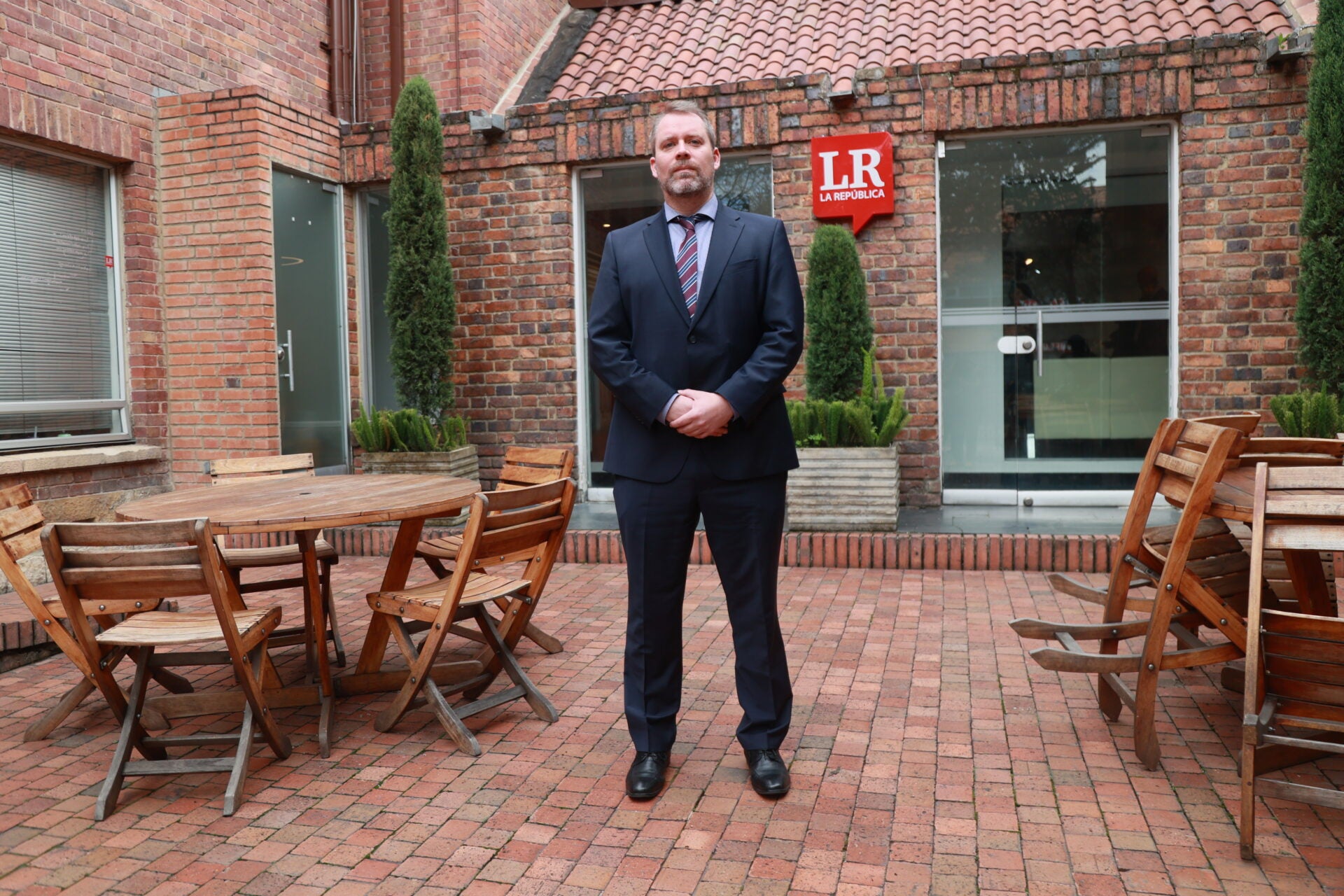 Simon herchen, embajador adjunto de Alemania en Bogotá,