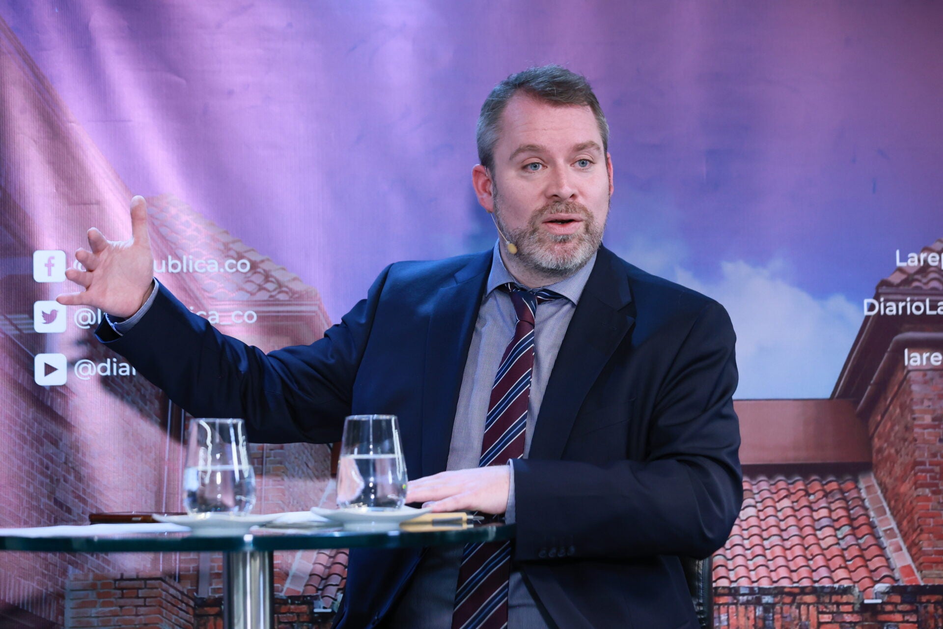 Simon herchen, embajador adjunto de Alemania en Bogotá,