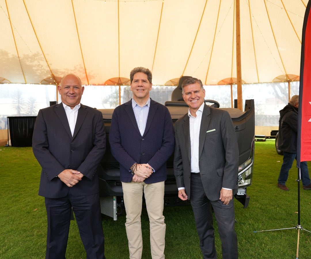 Guido Fratta, gerente de Non Plus Ultra; Noel Ardila Rey, gerente general de JMC; y Ricardo Henao, director de Carga Pesada y presentador de Noticias RCN.