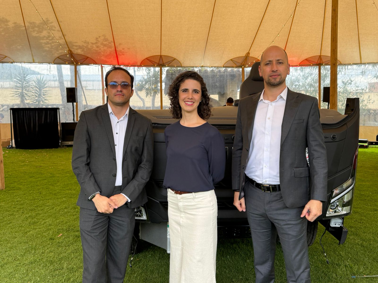 Germán Murcia, líder de Producto de JMC; Ana María Botero, líder de mercadeo para JMC y Jmev Colombia; y Jonathan García, gerente Comercial de JMC.