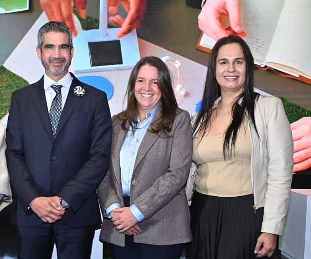 Hernando Chica Zuccardi, presidente del Banco Agrario; Carolina Montes, gerente de ventas sur de Colombia de Corteva Agriscience; y María Isabel Cruz, presidenta de la Junta Directiva de Agrobanking.