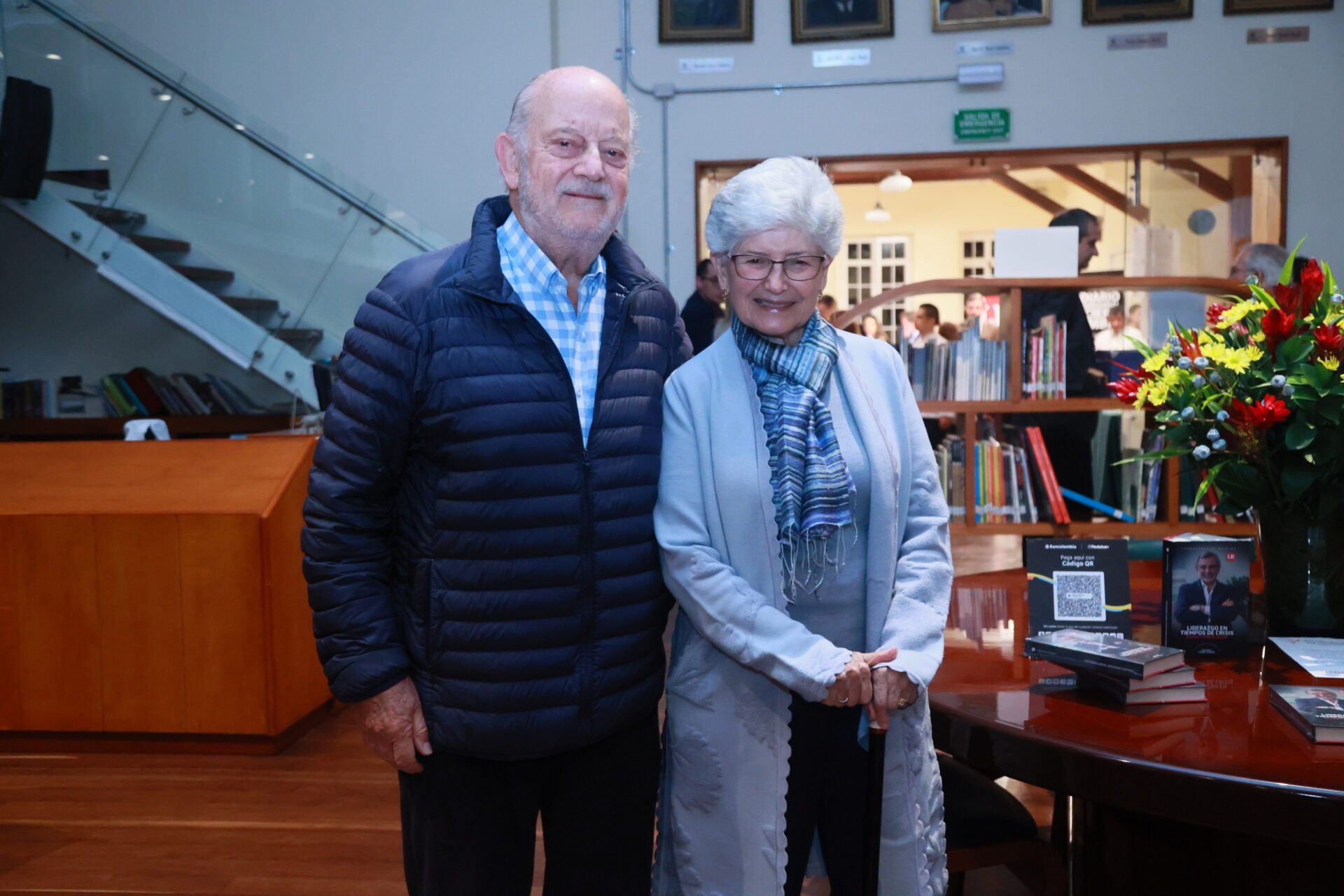 Alberto Vargas, miembro de la junta directiva de la Asociación de Exalumnos del Gimnasio Moderno; y Nelly Vegalara de Liévano, madre de Juan Pablo Liévano, durante el evento.
