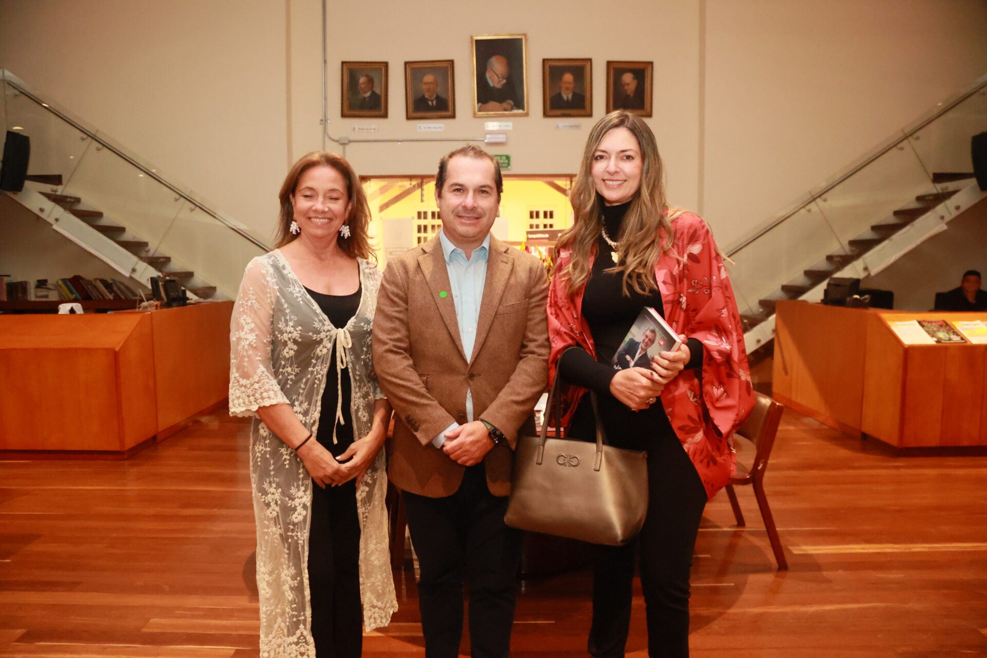 María Cecilia Arciniegas, directora ejecutiva de la Asociación de Exalumnos del Gimnasio Moderno; Juan Carlos Pulido, de OHM Construcciones; yJohana Polanco, directora de Sostenibilidad de la Fundación para el Estado de Derecho.