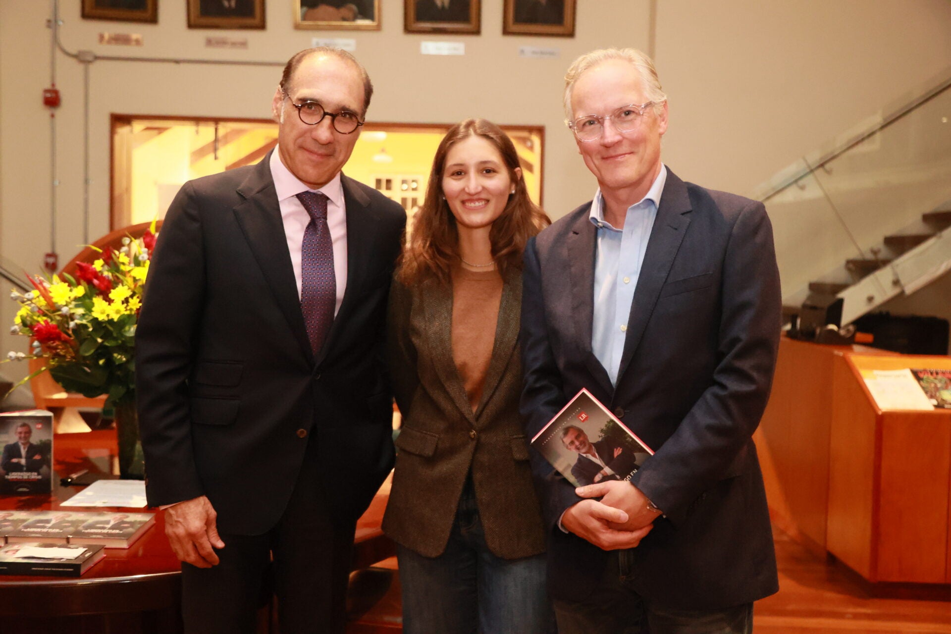 Luis Jaime Salgar, abogado y profesor; Sofía Stocker, artista independiente; y Patricio Stocker, economista, entre los asistentes al lanzamiento.