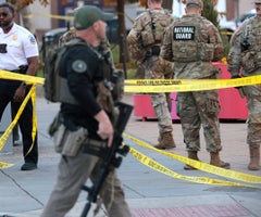 Estados Unidos planea acusar de terrorismo a sospechoso de disparar a la guardia