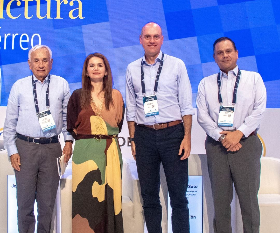 Alfonso Salas, gerente General del Grupo Puerto de Cartagena; Natalí Leal, gerente General de Opain; Jose Ignacio López, presidente de Anif; y Andrés Soto, CEO de Fenoco, durante el Congreso en Cartagena.