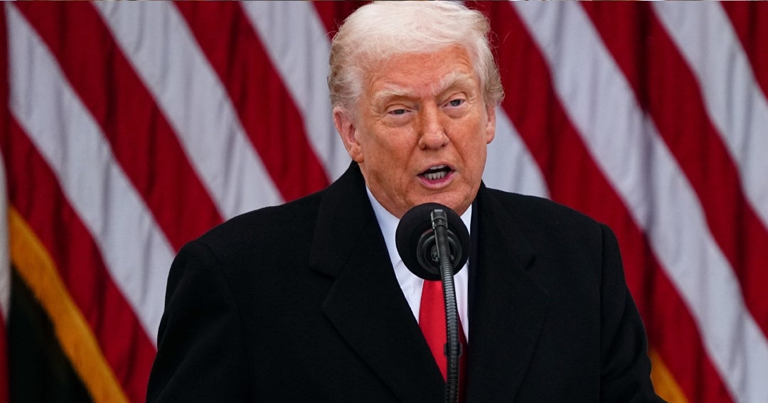 Trump ordena bloquear entrada y salida de Venezuela de buques petroleros sancionados