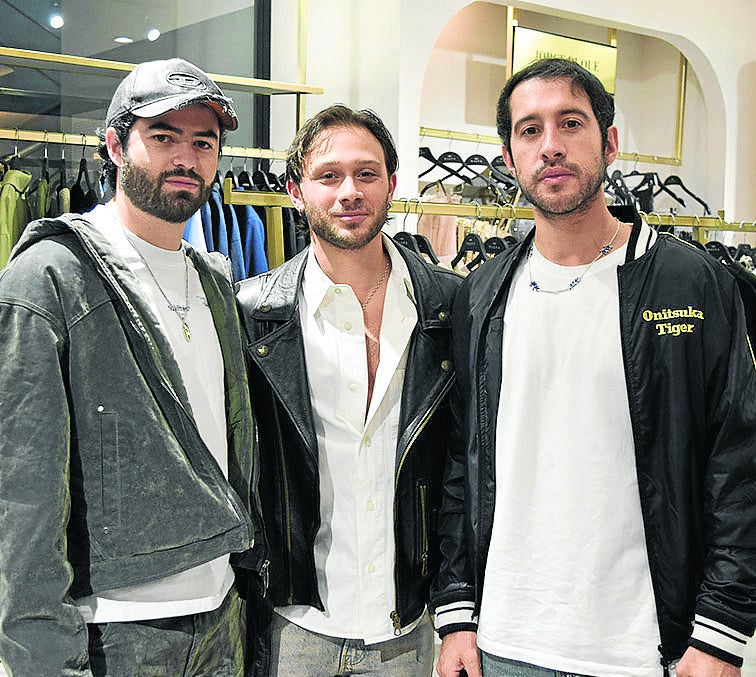 El empresario Nicolas Manrique; el actor Simon Savi; y el piloto Matías Valenzuela.