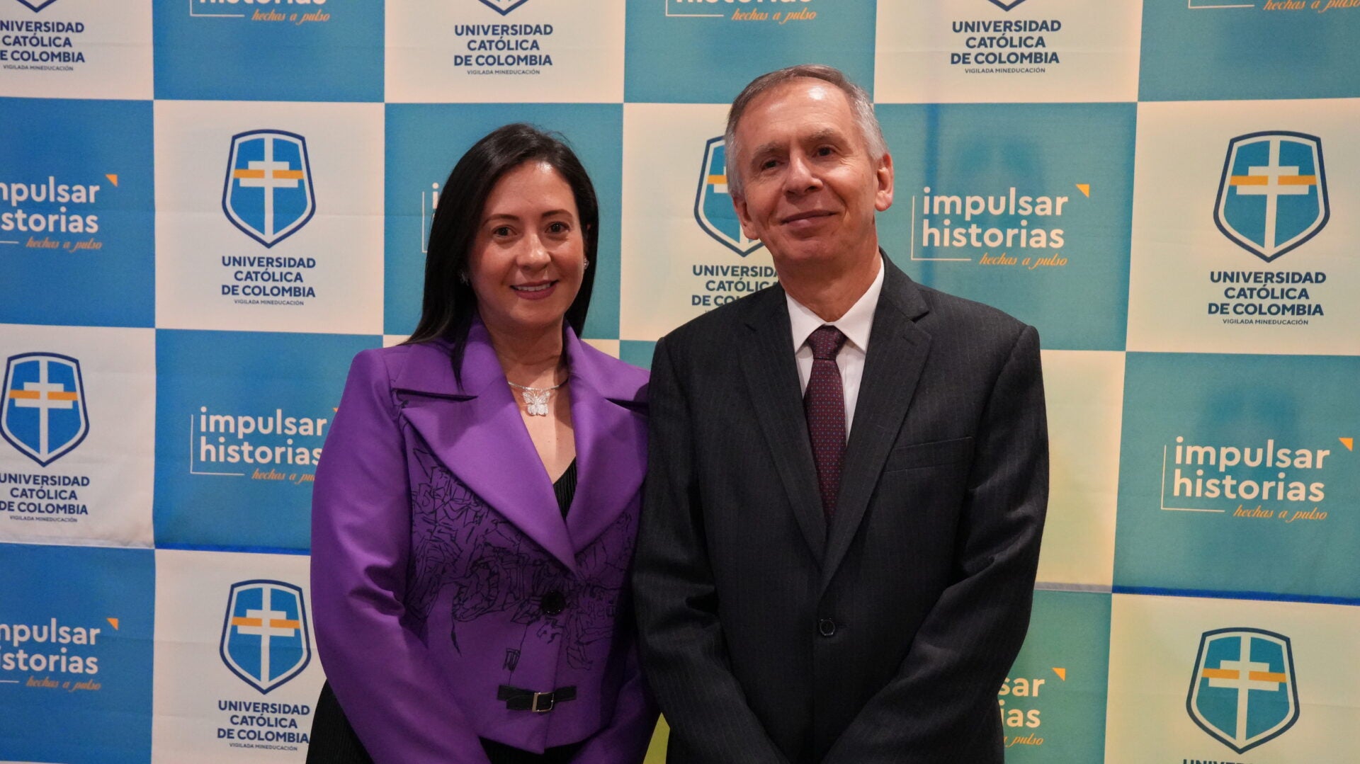 La Dra. Iliana Paola Quintana, decana de la facultad de Psicología de la Universidad Católica de Colombia; y el Dr. Elvers Medellín, miembro del Consejo Superior de la Universidad Católica de Colombia.