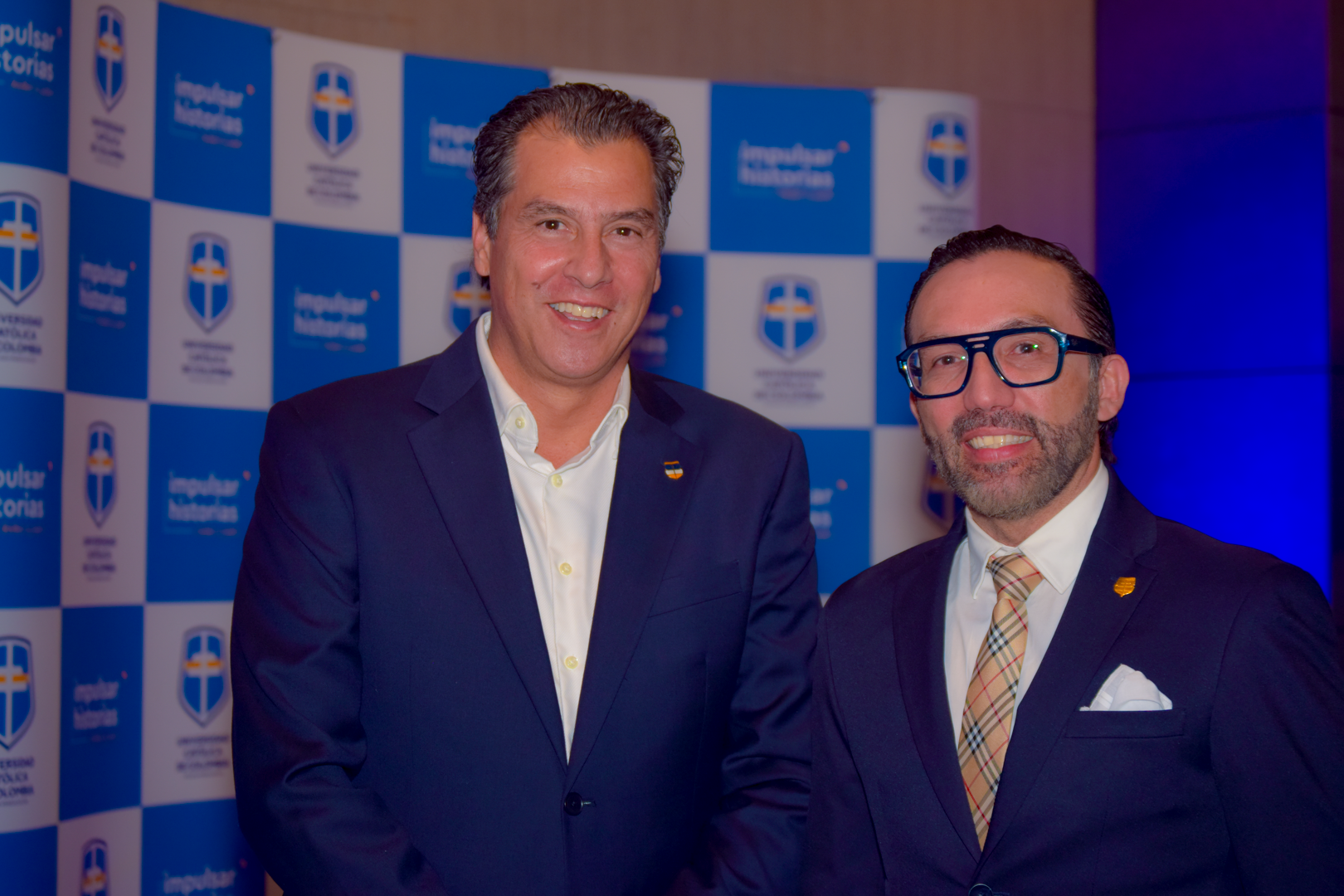 El Dr. Édgar Gómez Ortiz, vicepresidente de la Universidad Católica de Colombia; el y Dr. Lisandro Javier Romero Villa, director de extensión de la Universidad Católica de Colombia.