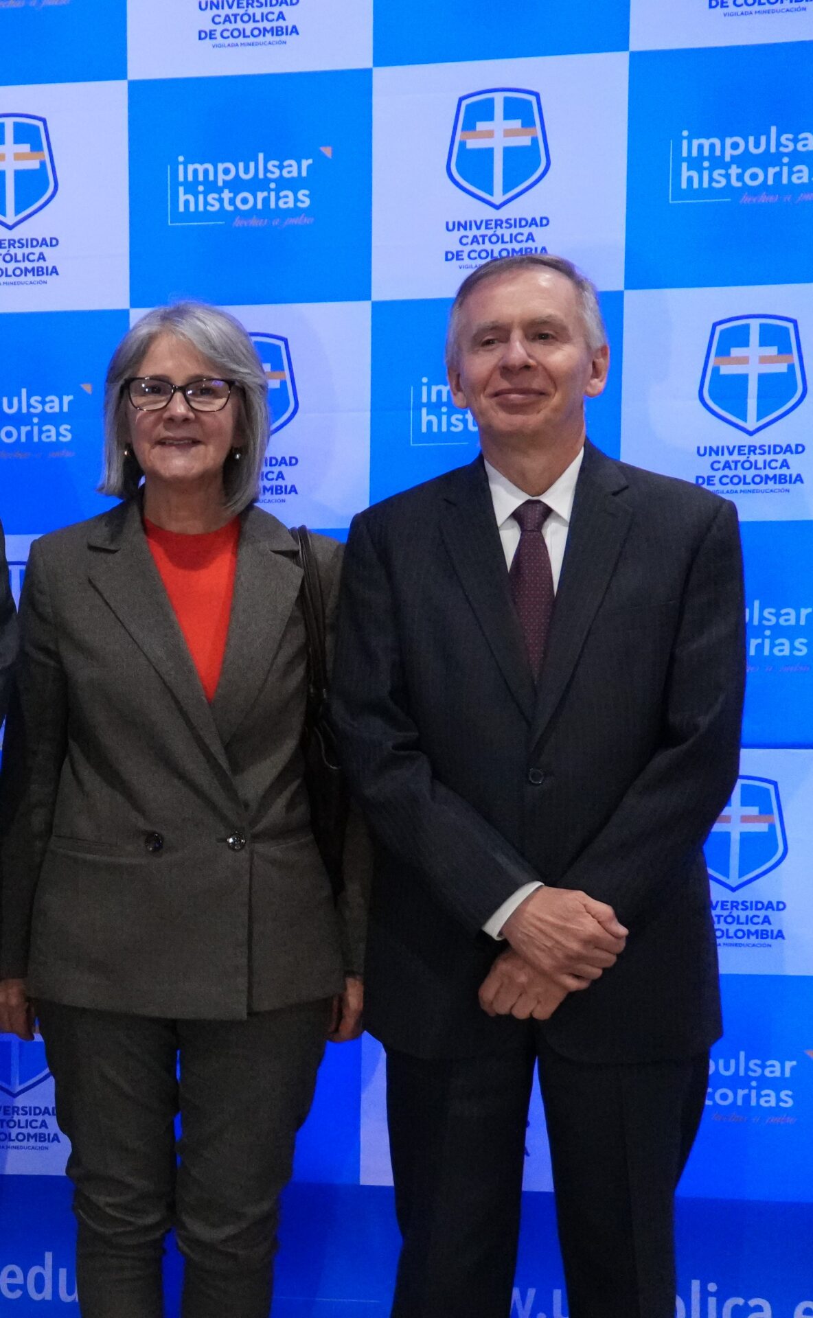 El Dr. Gabriel José Angulo Linero, decano académico de la Universidad Católica de Colombia; la Dra. Luz Mayela Ramírez, asesora de rectoría de la Universidad Católica de Colombia.