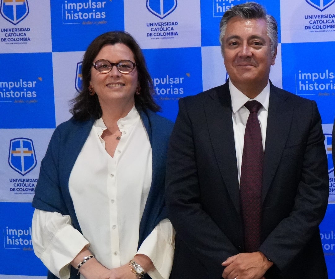 La Dra. Cristina Costa París, coordinadora de gestión de procesos de la Universidad Católica de Colombia; y el Dr. José Francisco Gómez Ortiz, presidente y rector de la Universidad Católica de Colombia.