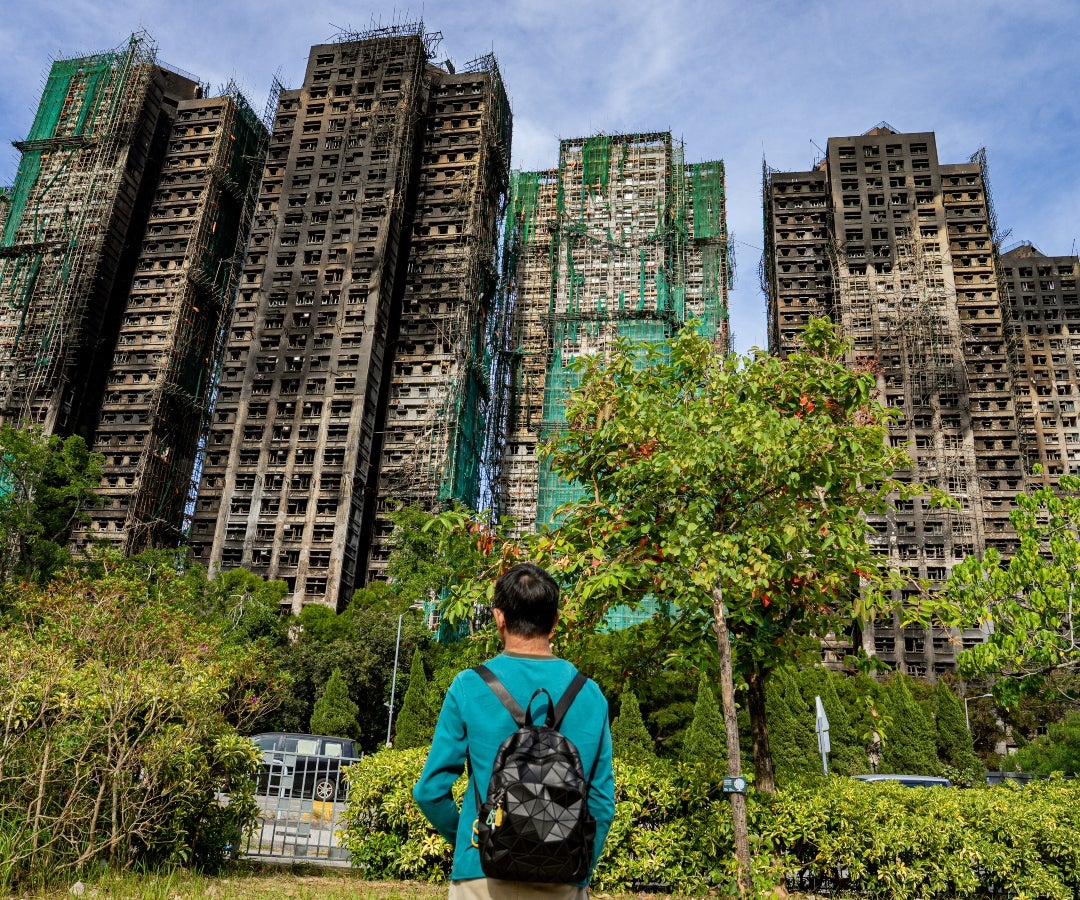 Hong Kong actúa para calmar la ira tras el mortal incendio en un edificio