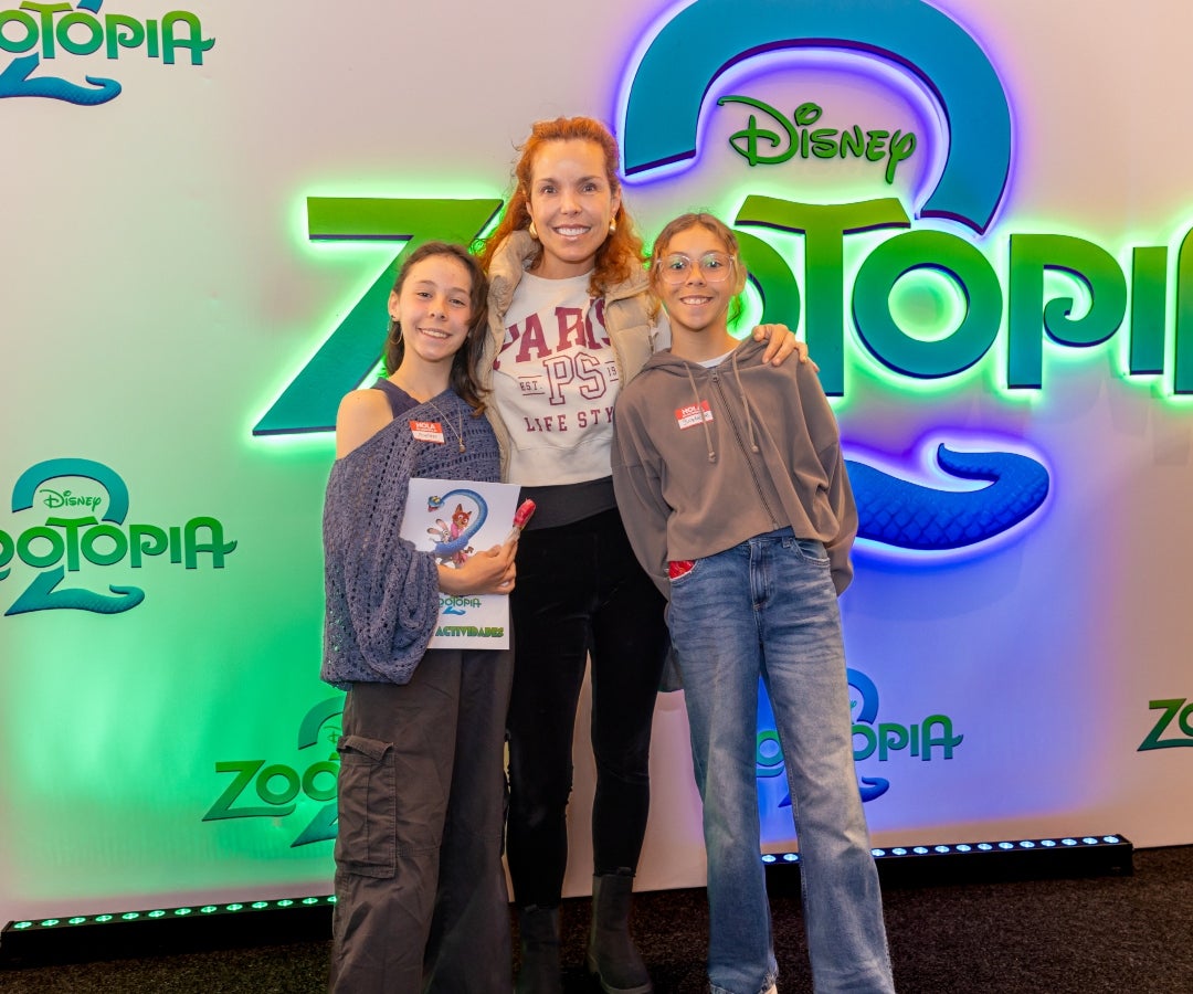 La actriz Adriana Romero junto a sus hijas Martina; y Guadalupe Candamil.