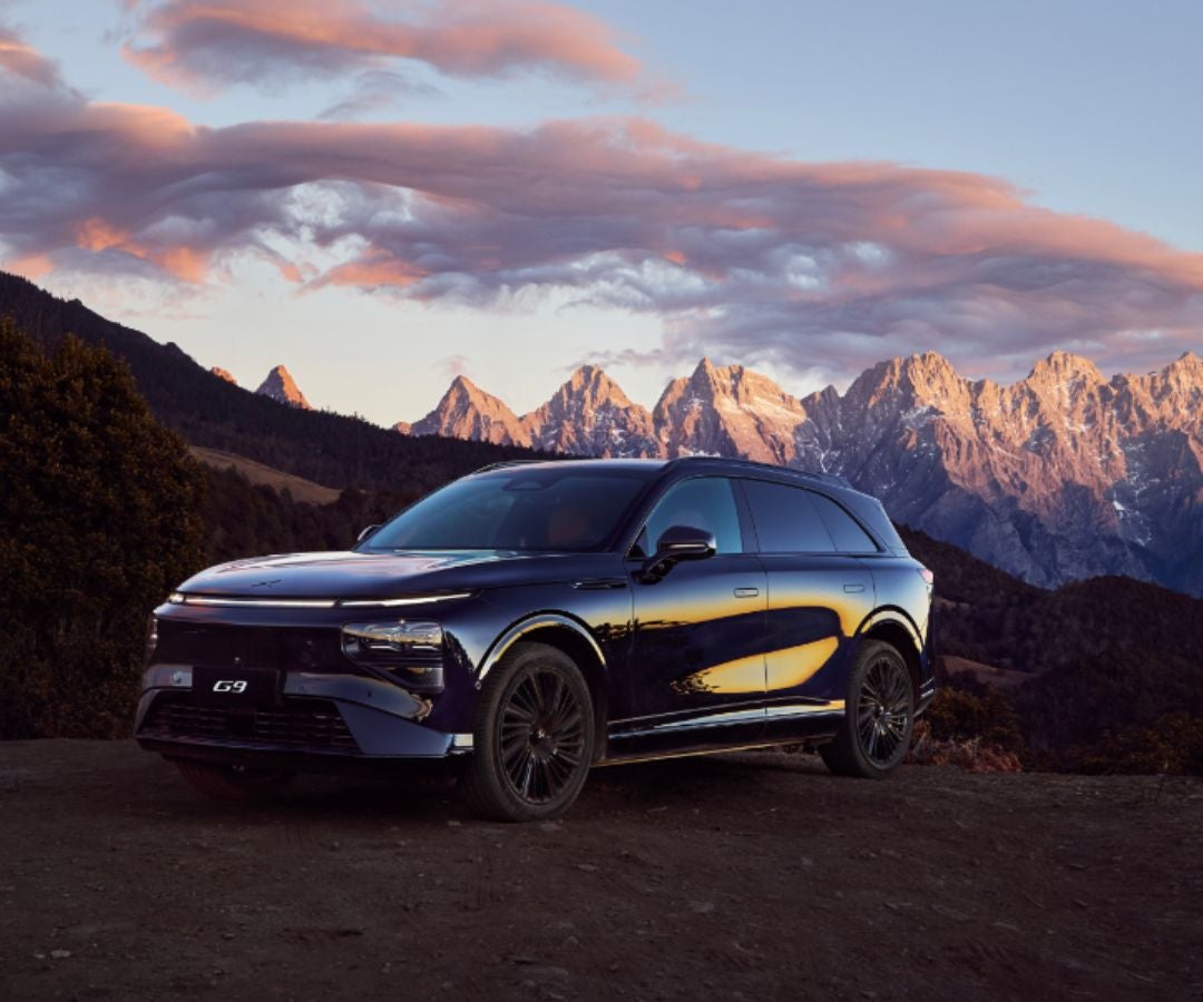 XPeng G9 integra dos motores eléctricos con 567 caballos de potencia, sistemas de conducción inteligente con actualización remota de software y 540 kilómetros de autonomía,