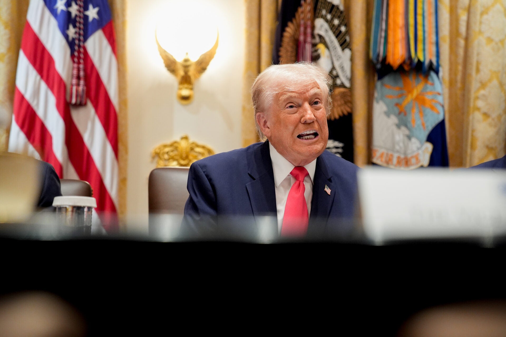 Trump afirma que "muy pronto" comenzarán ataques por tierra contra organizaciones del narcotráfico y menciona a Colombia