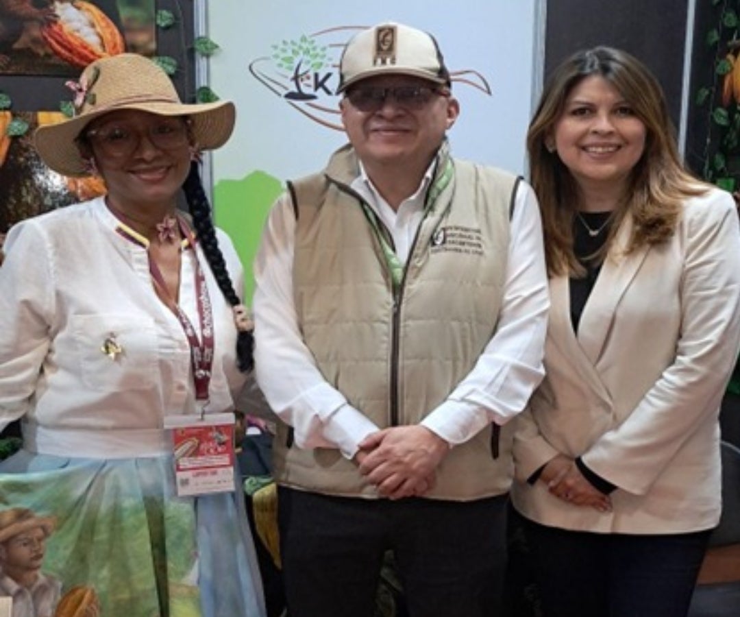 Yasmín Comas Jiménez,representante de Kakaua; Eduard Baquero,presidente de la Federación Nacional de Cacaoteros; y Doris Chingaté, Directora de Chocoshow 2025.