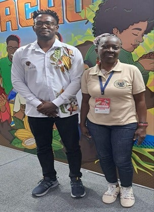 Jean Lucumi, de Afrotomatai; y Eugenia Valencia, del equipo de producción de Chocomoi Cauca.