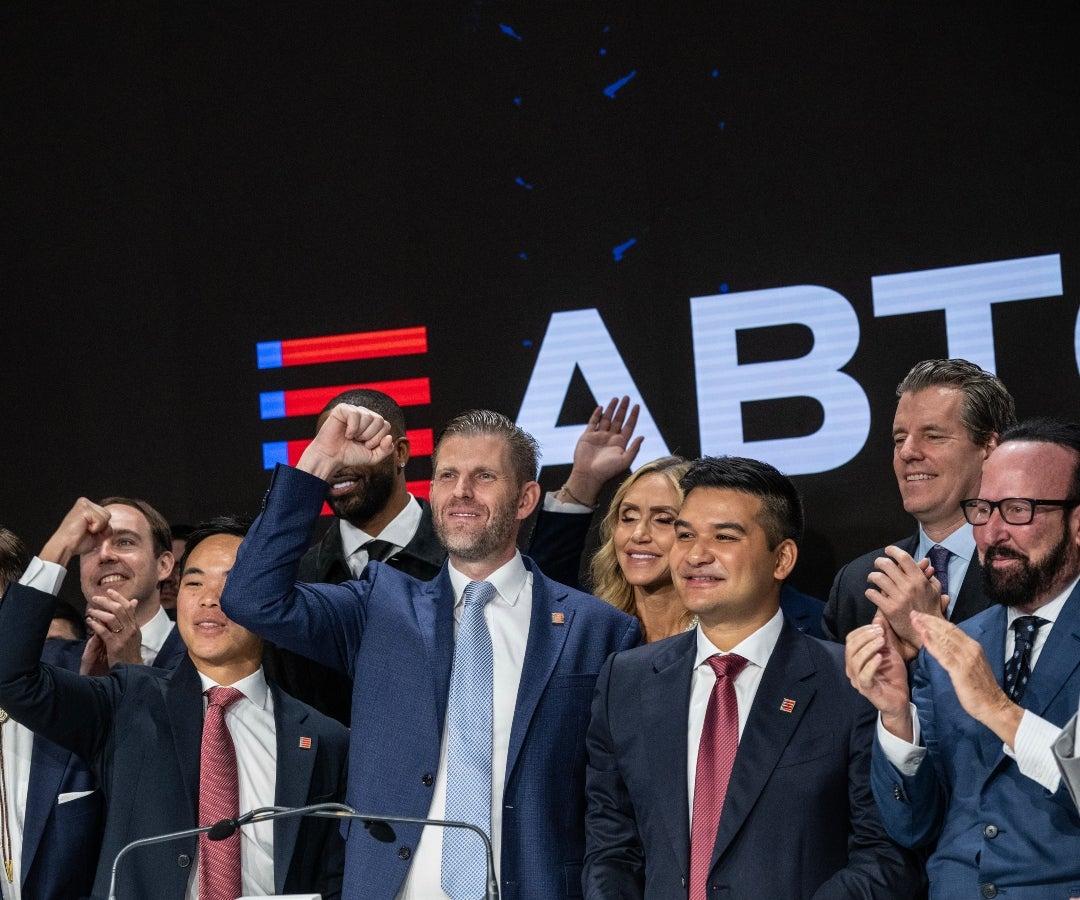 Eric Trump toca la campana de apertura del Nasdaq MarketSite en Nueva York en septiembre de 2025