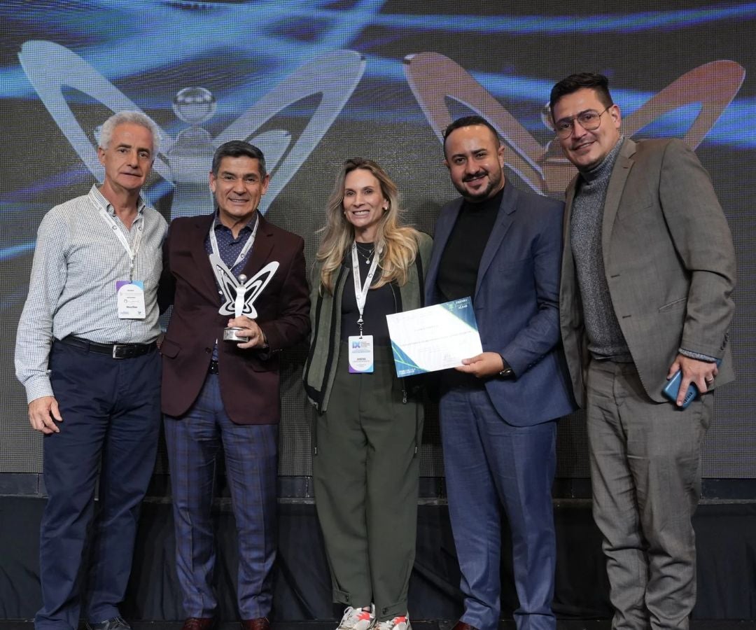 Guillermo J. Chaves Ocaña, gerente general de La Ascensión S.A., recibe la Mariposa de Plata en Buenos Aires junto a Juan Pablo Donetch y Jimena Ceballos del Consejo Directivo de Alpar, y los ejecutivos Julián Cruz y Alejandro Gasca de La Ascensión