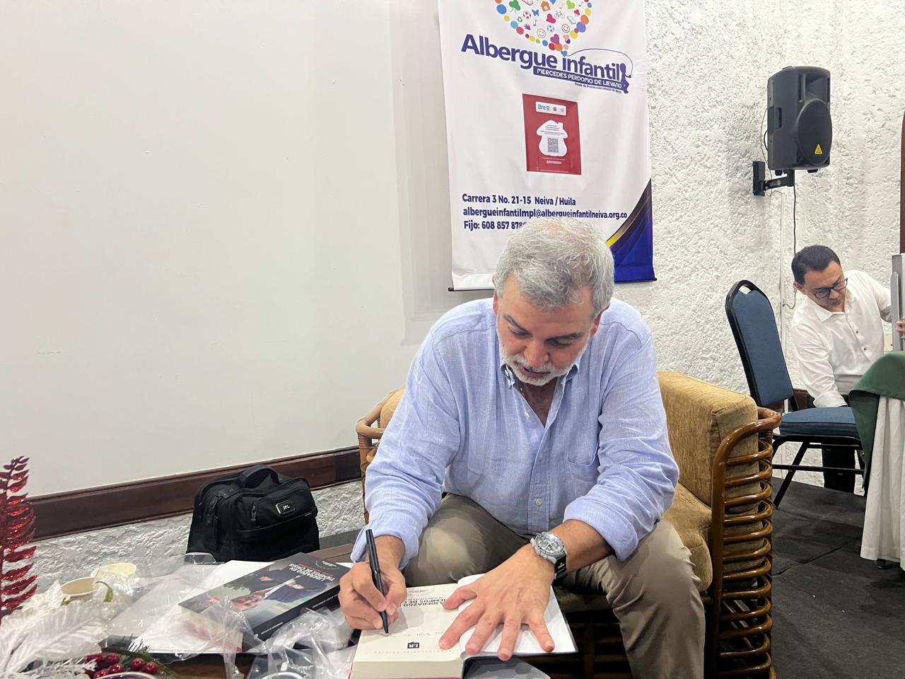 Juan Pablo Liévano en la presentación de su libro en Neiva