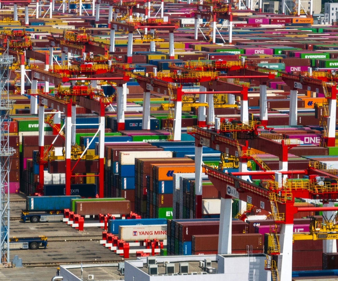 Altos funcionarios de EE.UU. y China prometen cooperación en acuerdo comercial