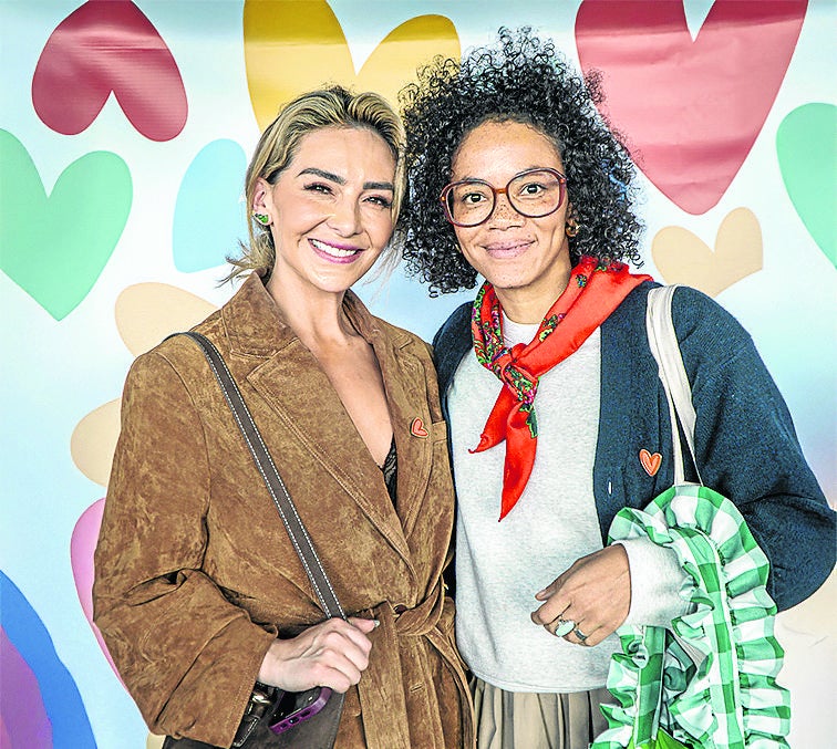 La actriz Angélica Castellanos y la partera Neram Niminde, entre los asistentes al evento.