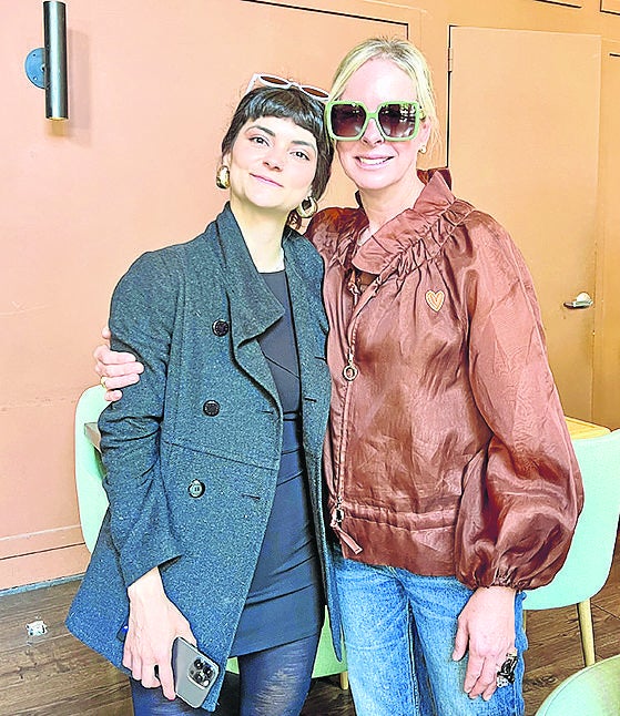 Danna Castaño y Rocio Arias, asistentes al lanzamiento.