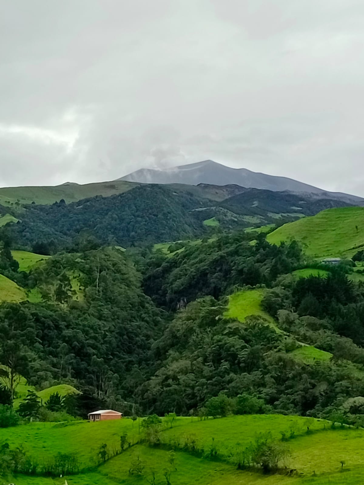 Así es un día en Puracé bajo la sombra del volcán