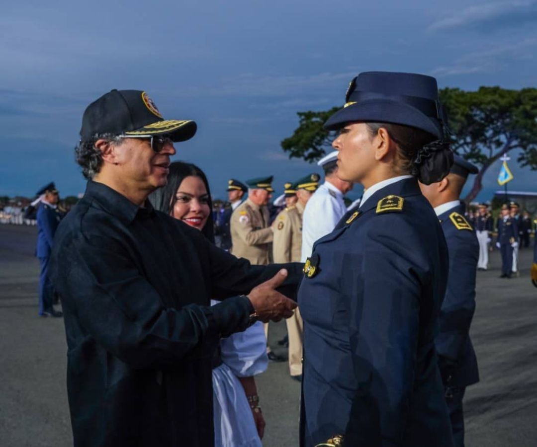 Gustavo Petro en la ceremonia de ascenso de las Fuerzas Militares.