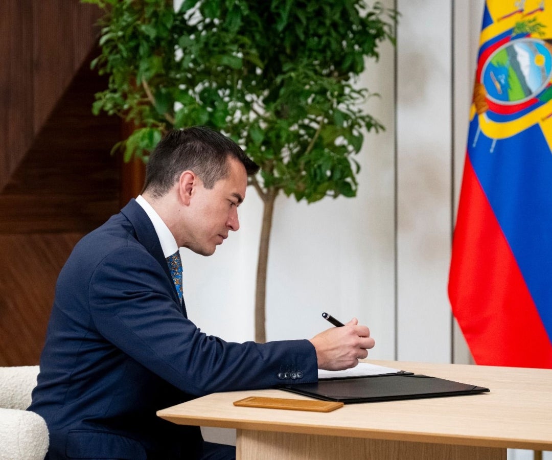 Daniel Noboa, presidente de Ecuador suscribiendo acuerdos con Emiratos Árabes