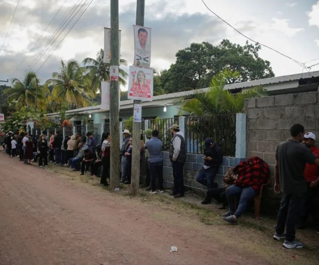 Pueblo de Honduras que sufrió retrasos, vota por las presidenciales
