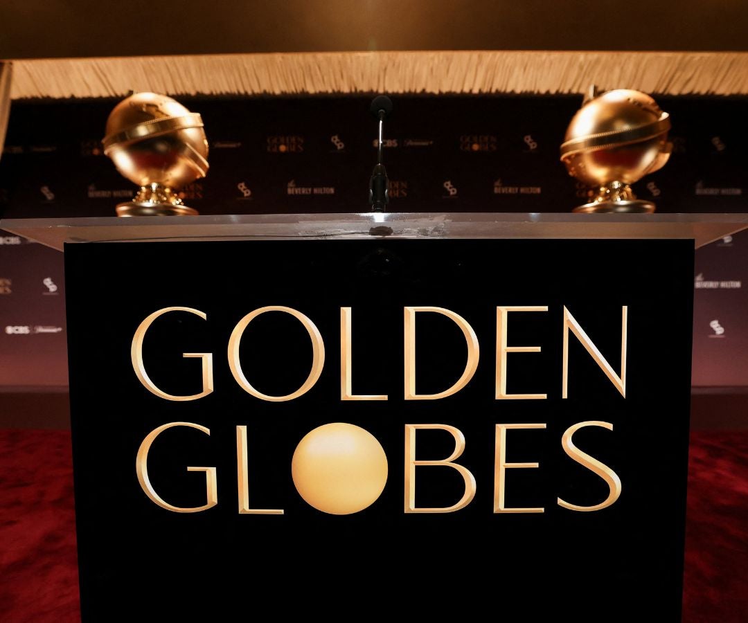 Un podio se encuentra cerca de las estatuas de los Globos de Oro , antes del anuncio de las nominaciones para la 83.ª edición de los Premios Globo de Oro en Beverly Hills, California, EE. UU