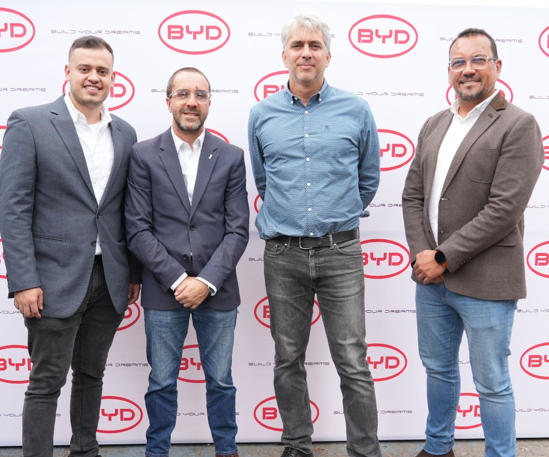 Santiago Duque, coordinador comercial de BYD; Gustavo Salcedo, coordinador comercial de BYD; Juan Mesa, gerente general de BYD Colombia; y Germán Tovar, ejecutivo comercial de BYD.