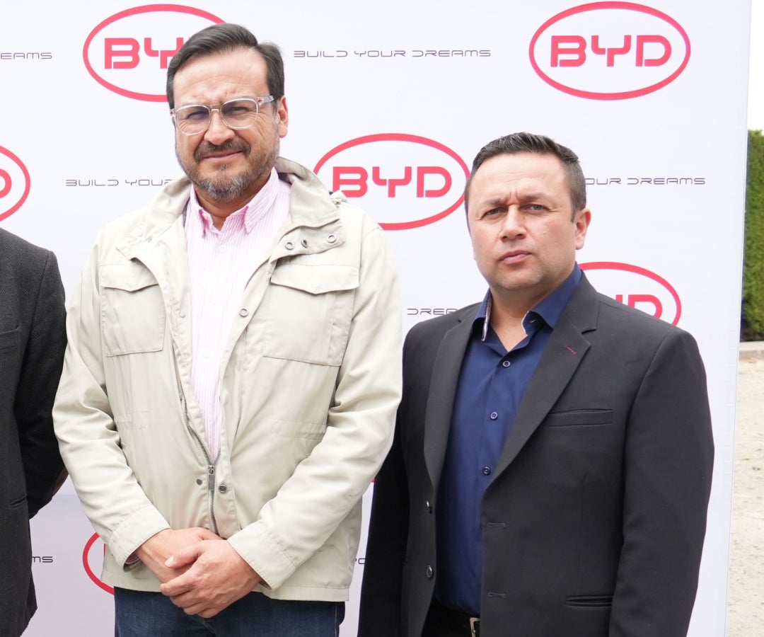 Ricardo Niño, gerente nacional corporativo; y Wilmar Carvajal, gerente de cuentas corporativas de BYD.