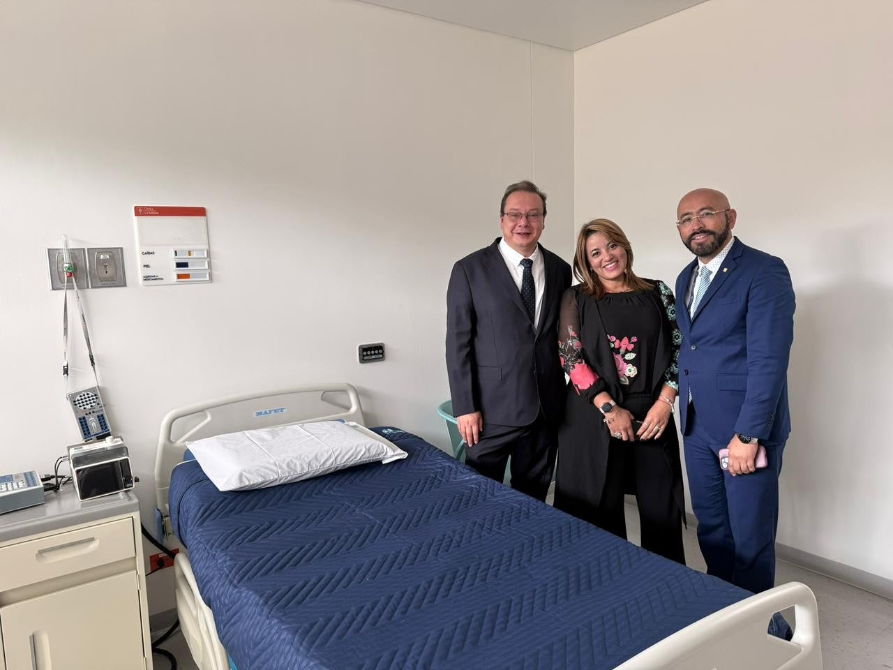 El Dr. Francisco Cuervo Millán, neumólogo; Sandra Balanta, jefe de Operaciones Asistenciales; y el Dr. Rubén Henao, director médico, del equipo de la Clínica Universidad de La Sabana.