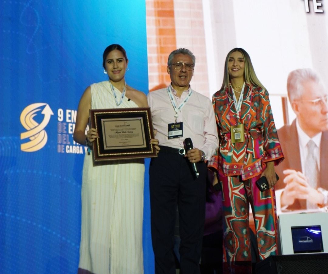 Alejandra Cifuentes, candidata a la Cámara de Representantes por el Valle del Cauca por el Centro Democratico; Arnulfo Cuervo, presidente de Fedetranscarga y Carolina Gómez, periodista directora de Relaciones Corporativas en Red+Noticias.