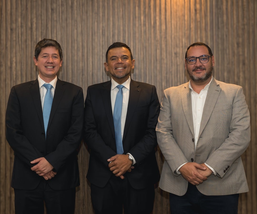 Esteban Lubensky, presidente ejecutivo de GMS; Alejandro Navarro, country manager de GMS; y Carlos F